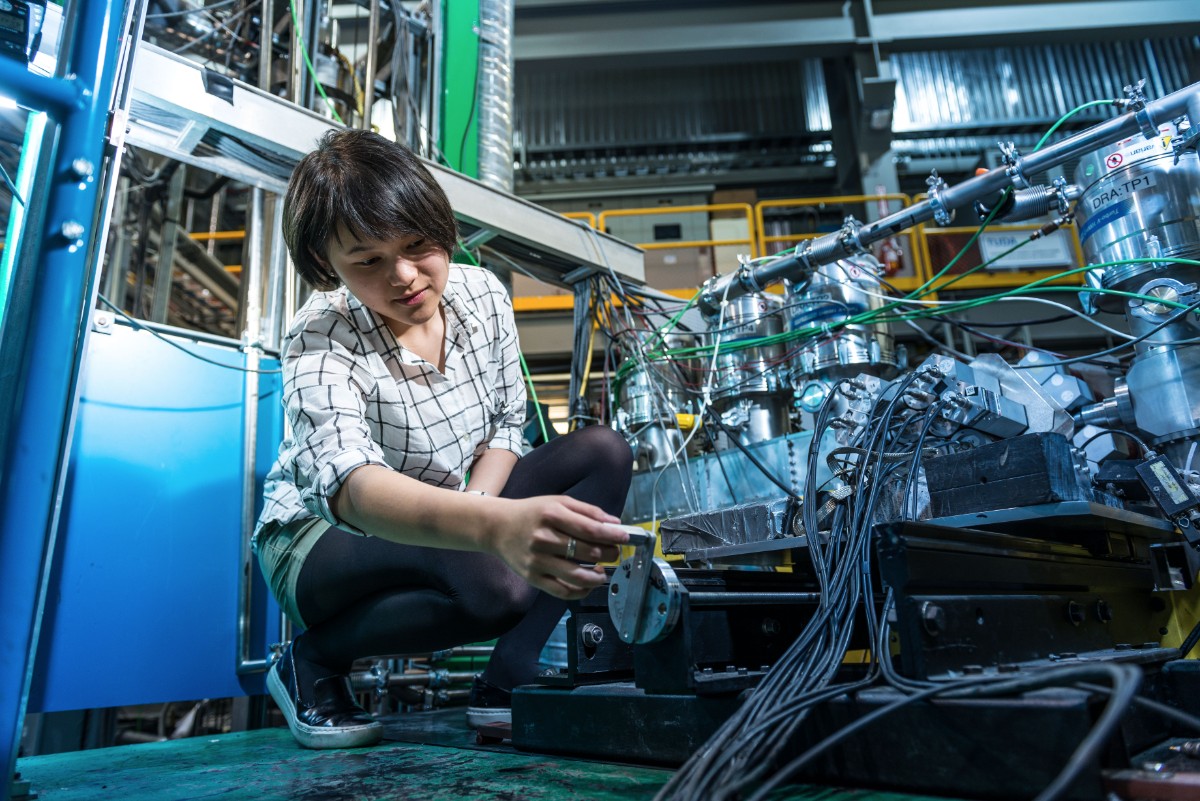 Étudiante de premier cycle travaillant dans le cadre son premier stage de recherche d’été à T­RIUMF.